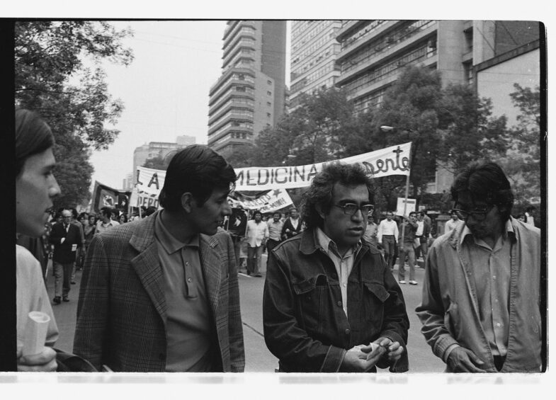 Carlos Monsiváis marchando
